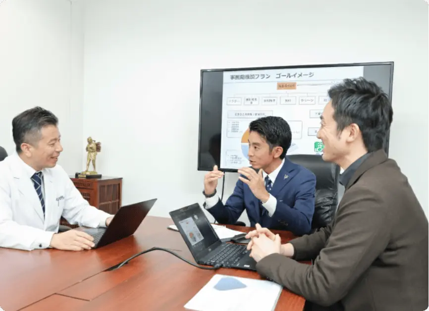 診療以外のすべてを任せる歯科医院の最高パートナー、実績と導入事例を紹介するウェブサイトのセクション